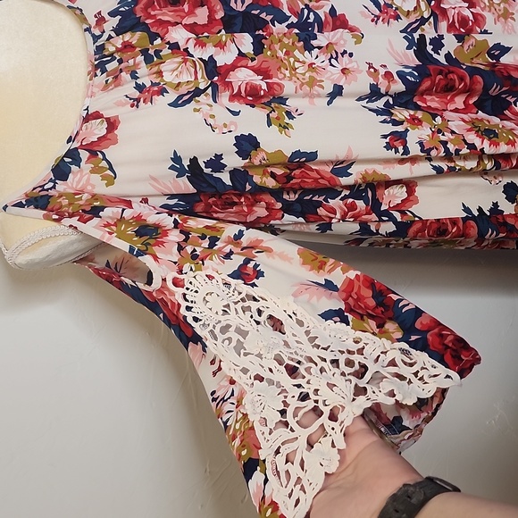 Size M UMGEE open shoulder floral print top.    F80 - Picture 2 of 9